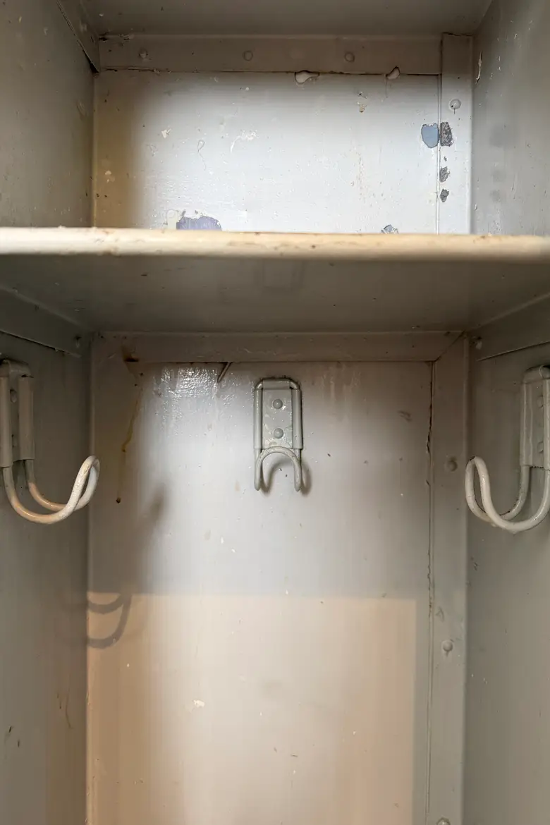 Ancien vestiaire industriel en métal – années 50