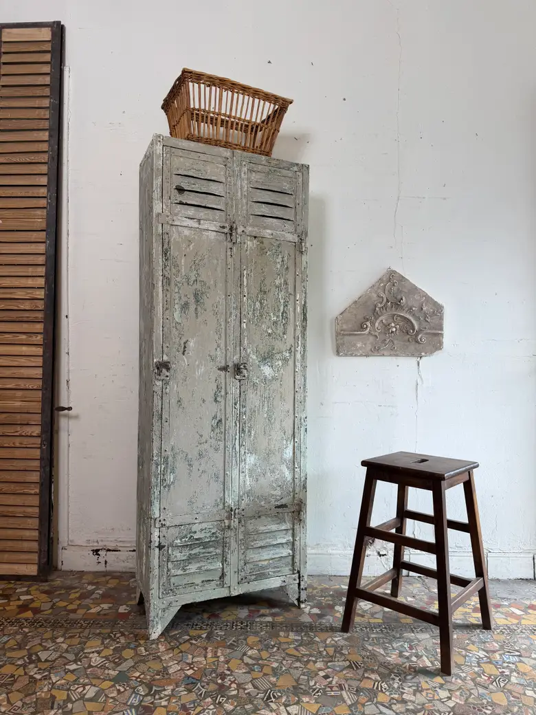 Ancien vestiaire industriel en métal – années 50