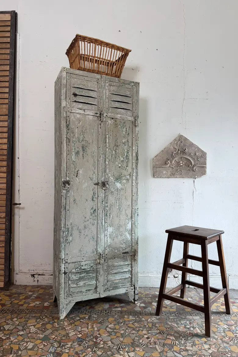 Ancien vestiaire industriel en métal – années 50