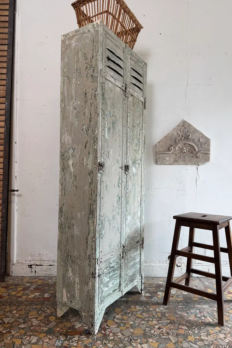 Ancien vestiaire industriel en métal – années 50