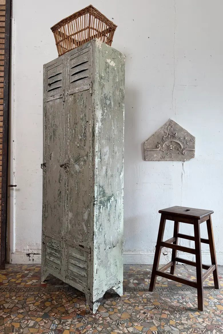 Ancien vestiaire industriel en métal – années 50