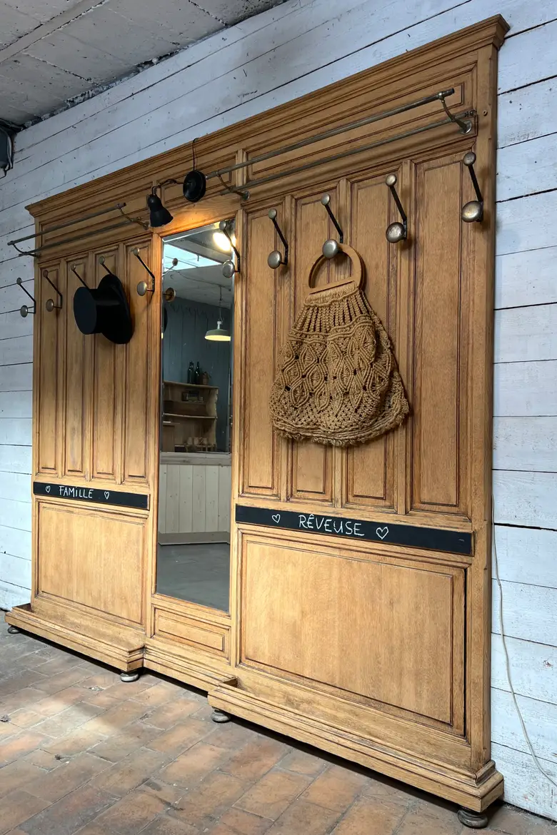 Ancien vestiaire panneauté en chêne – Début XXe siècle