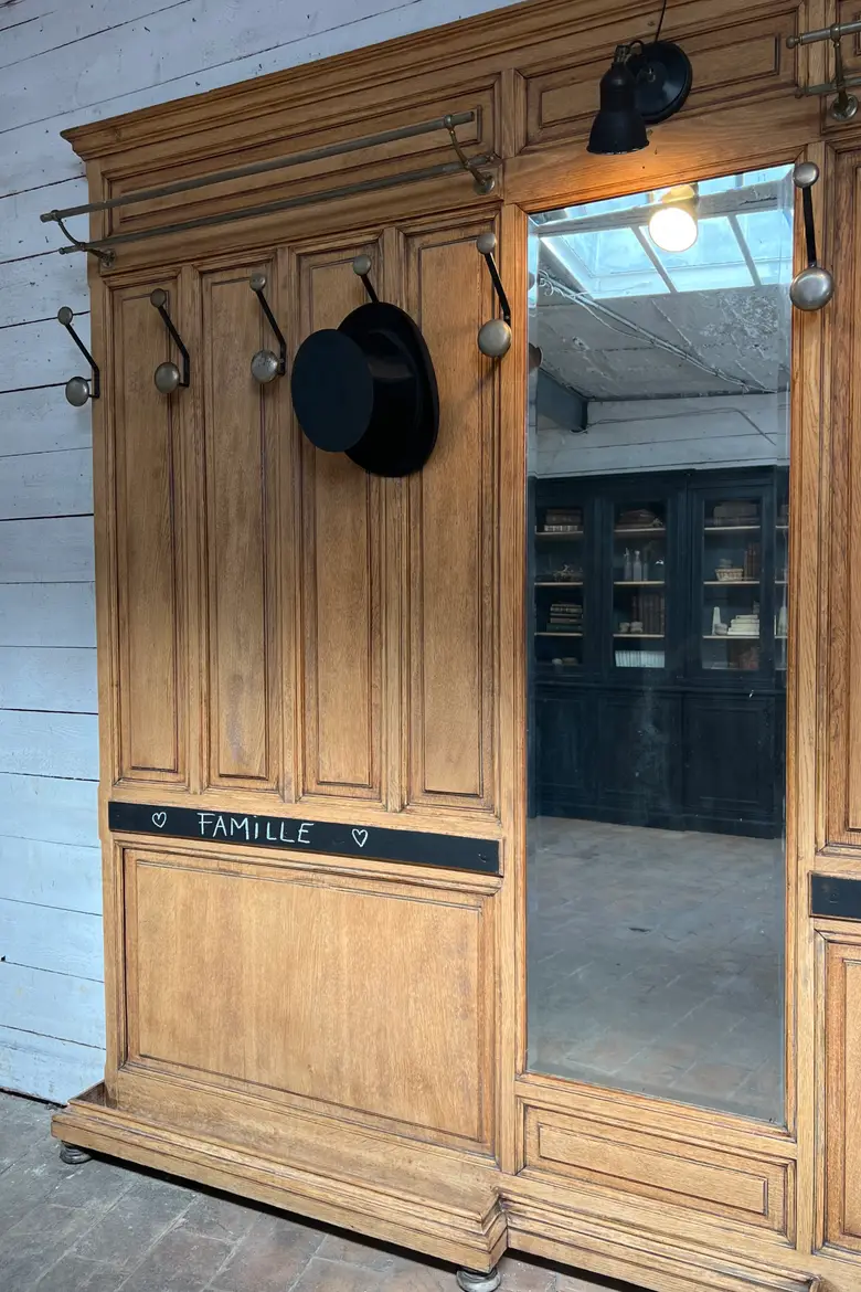 Ancien vestiaire panneauté en chêne – Début XXe siècle