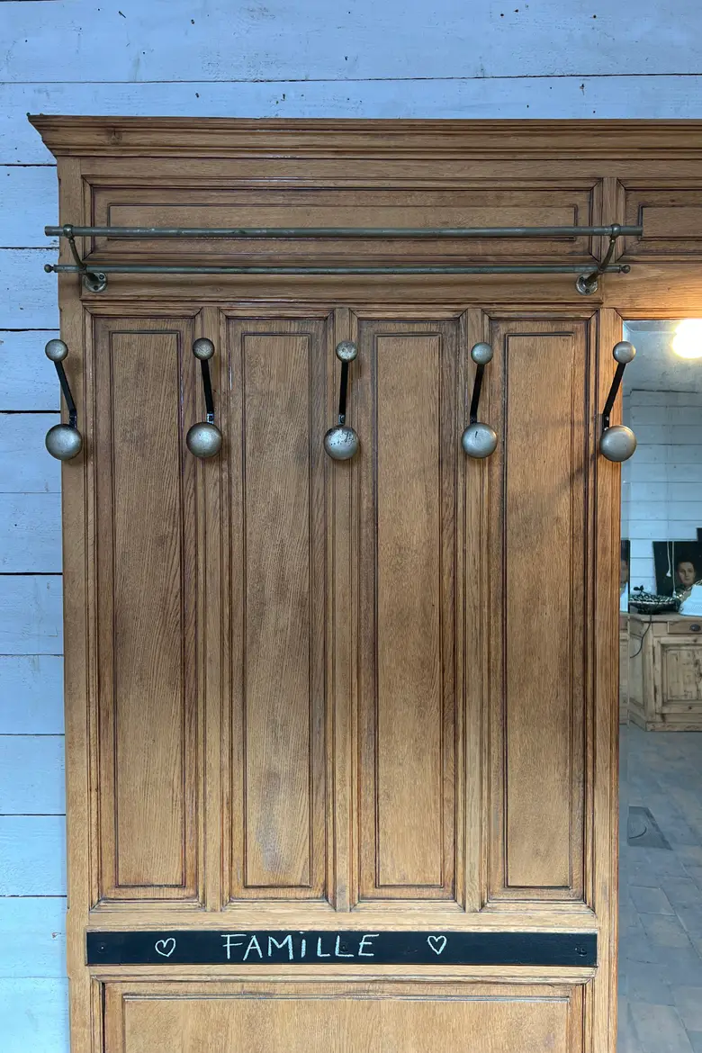 Ancien vestiaire panneauté en chêne – Début XXe siècle
