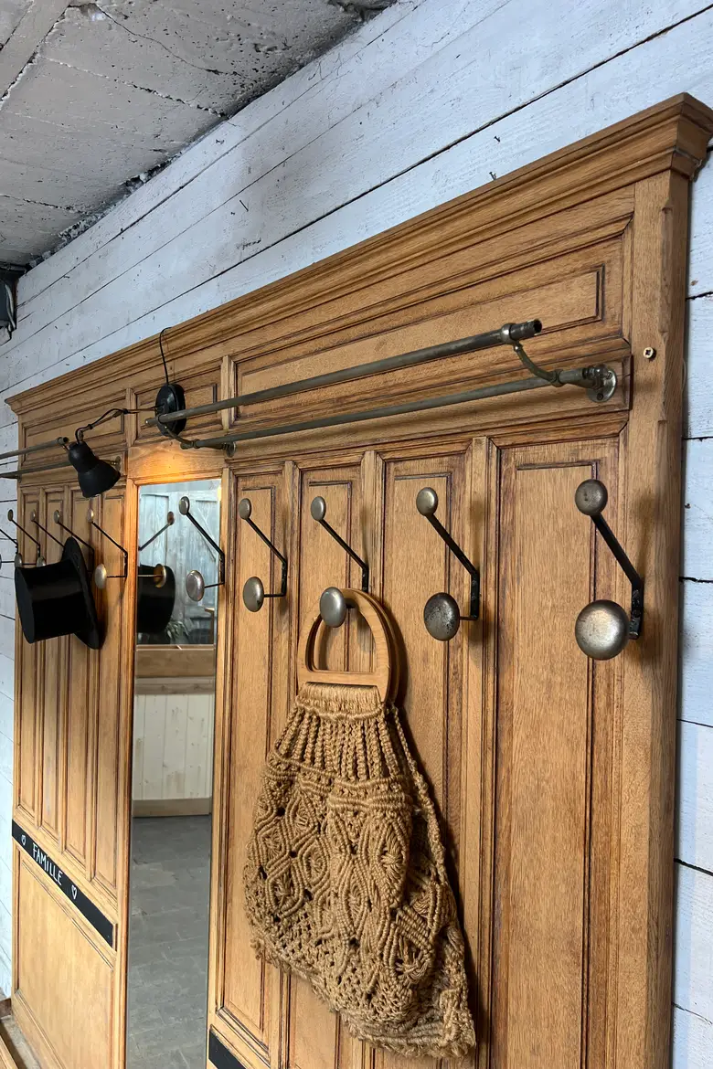 Ancien vestiaire panneauté en chêne – Début XXe siècle