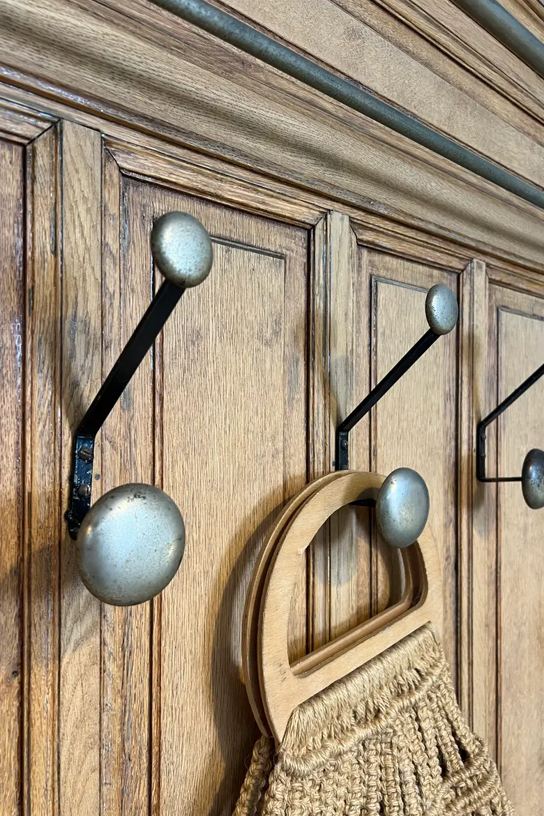 Ancien vestiaire panneauté en chêne – Début XXe siècle