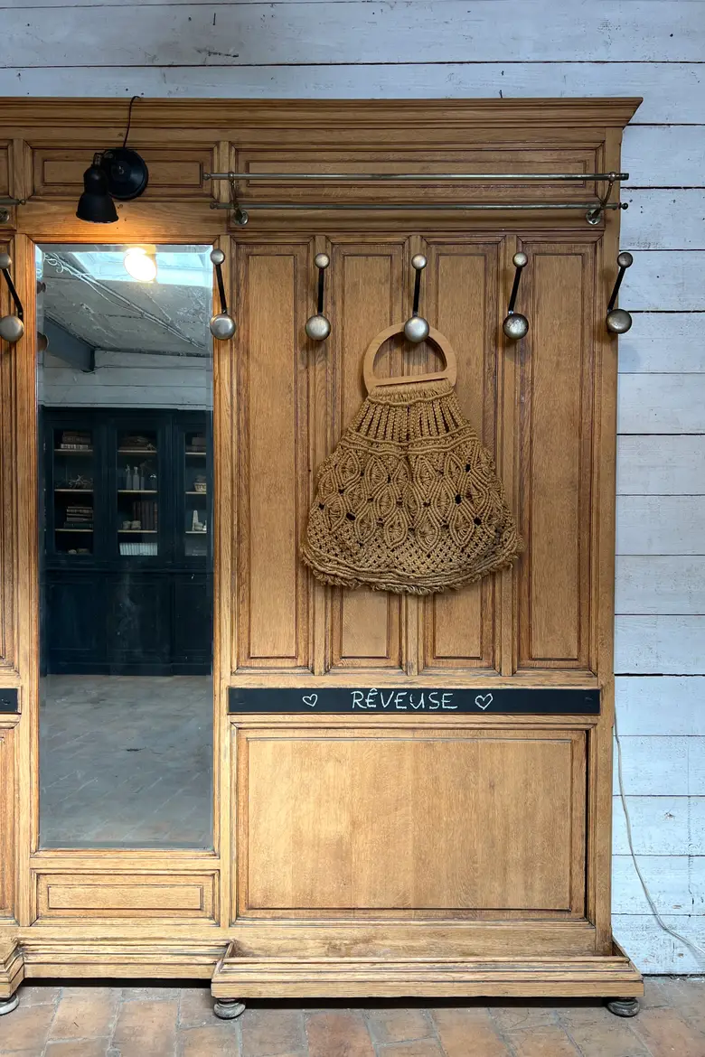 Ancien vestiaire panneauté en chêne – Début XXe siècle
