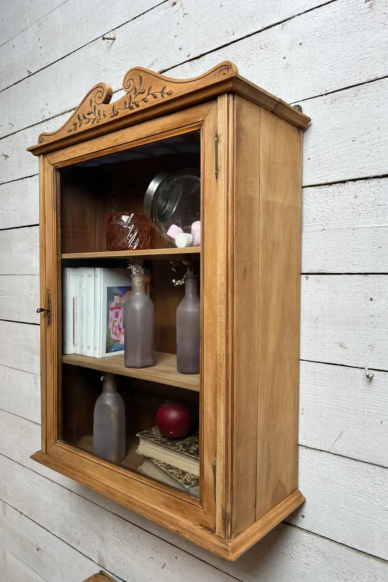 Ancienne armoire à pharmacie
