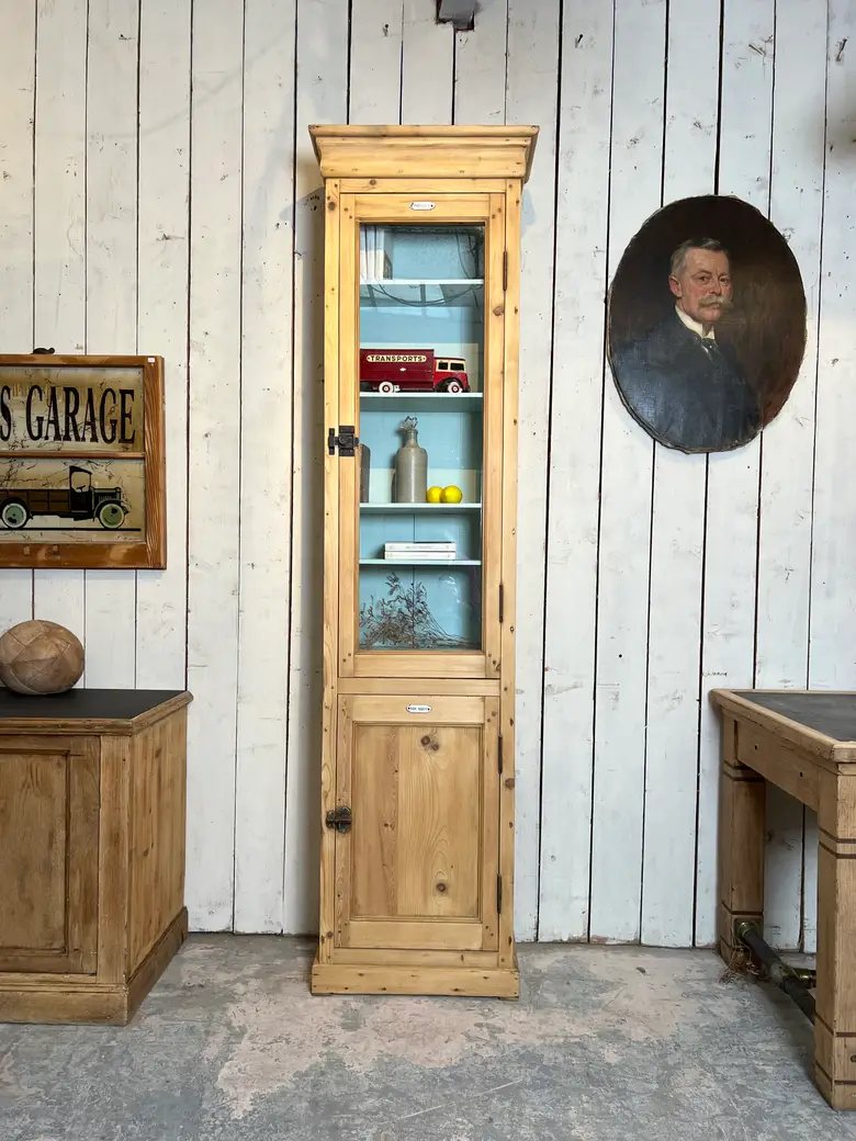Ancienne armoire à pharmacie
