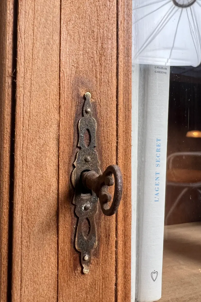 Ancienne armoire à pharmacie