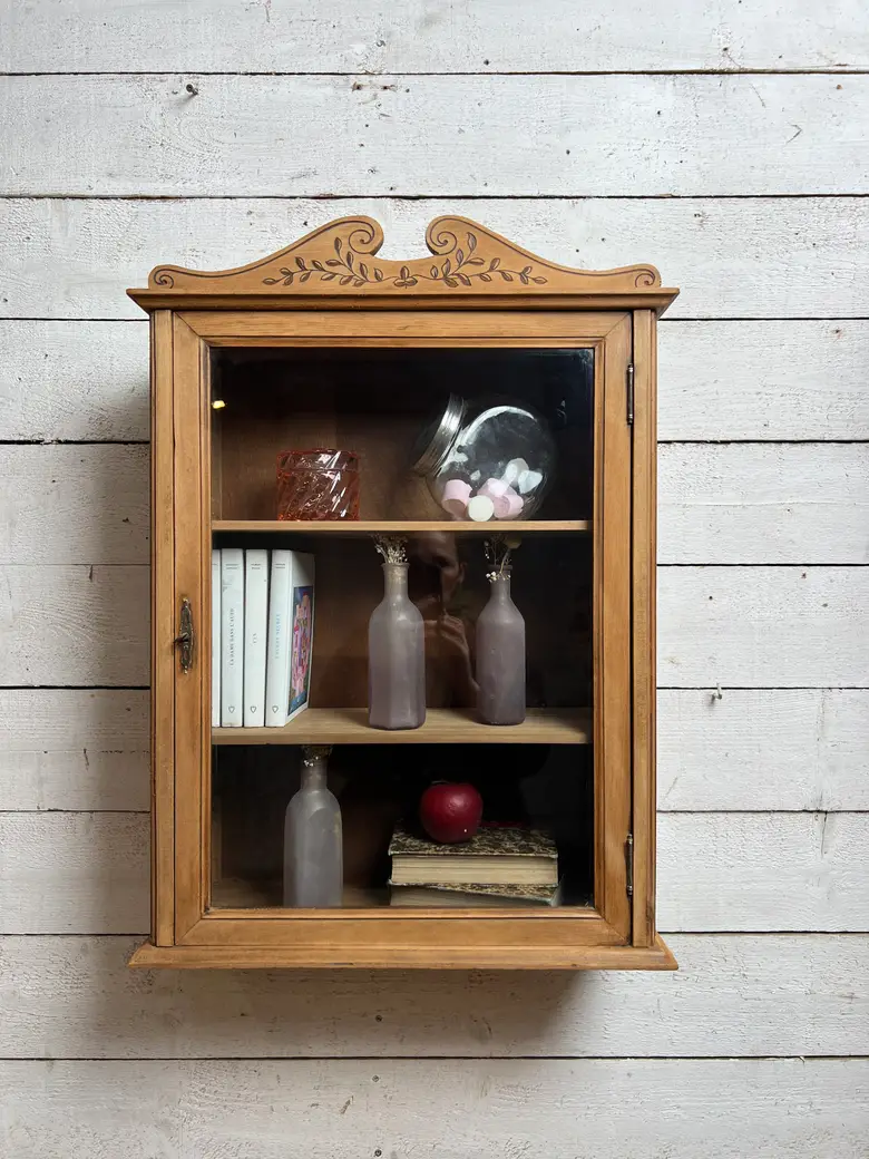 Ancienne armoire à pharmacie