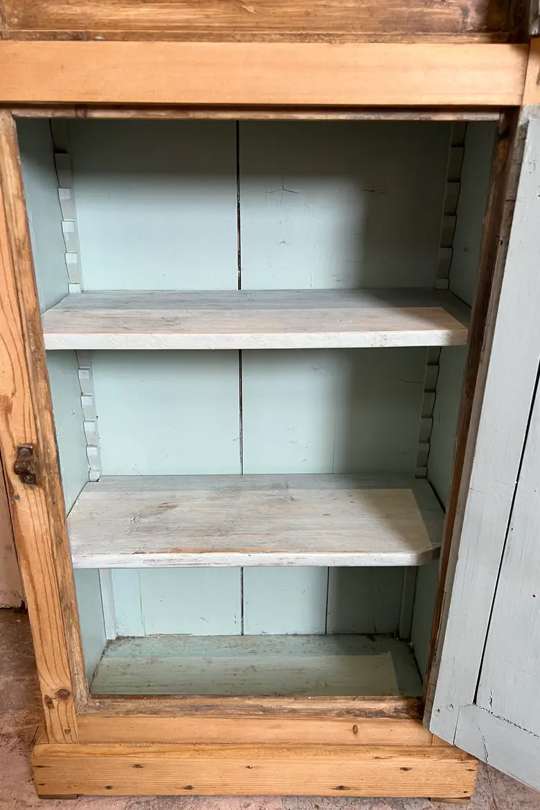 Ancienne armoire à pharmacie