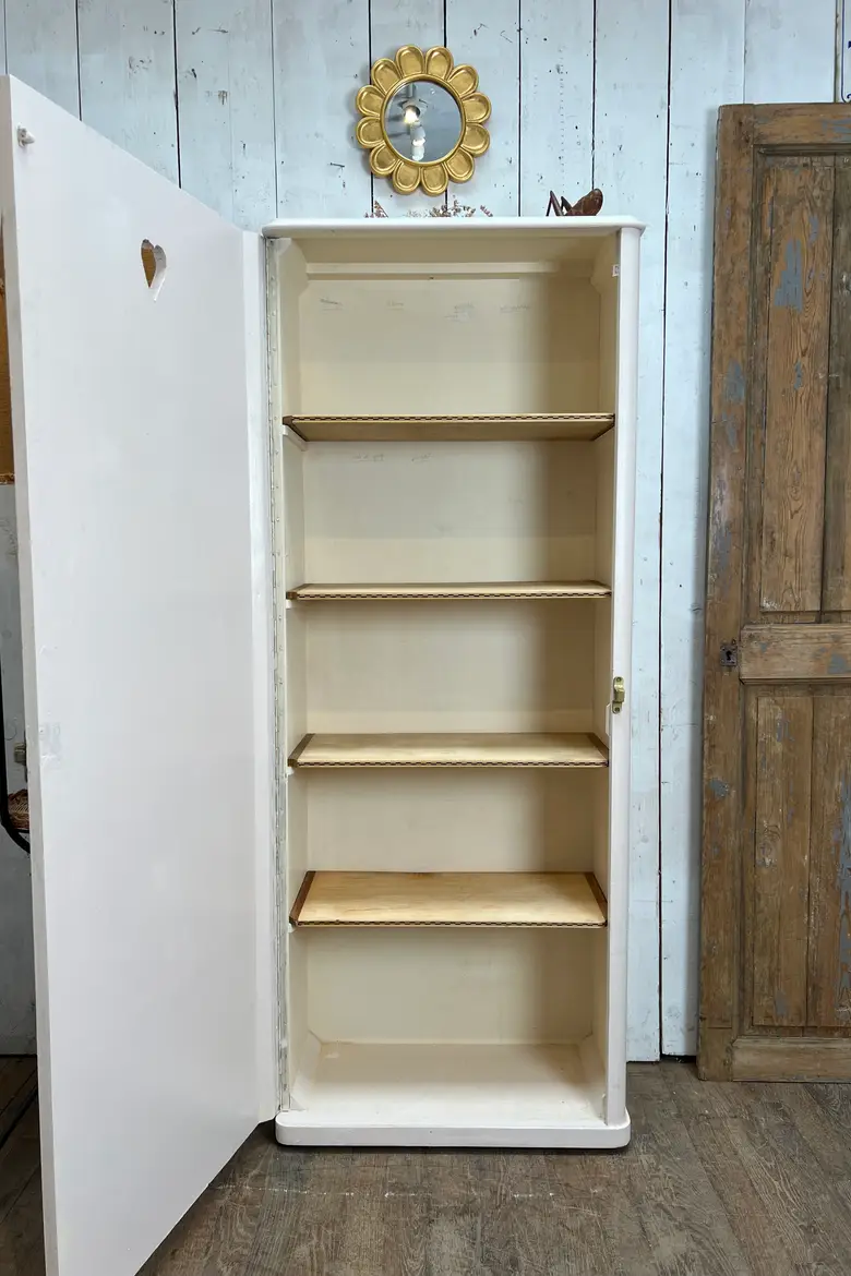 Ancienne armoire à pharmacie