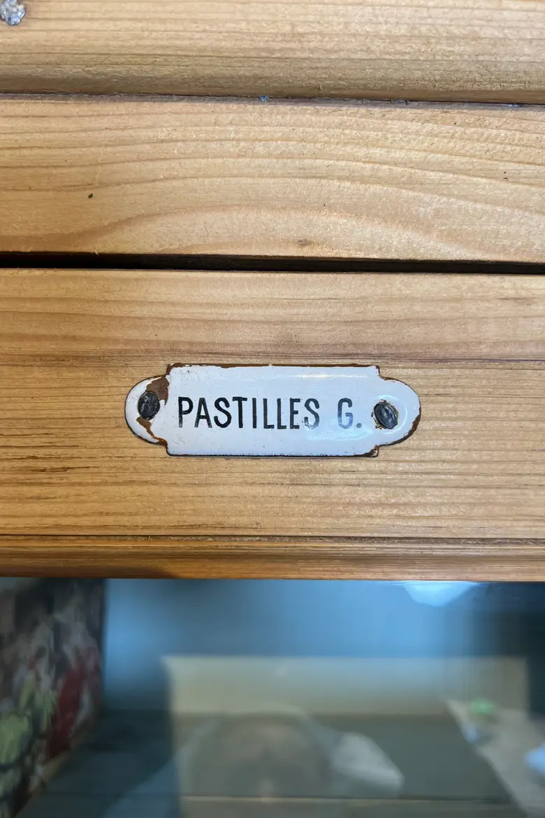 Ancienne armoire à pharmacie