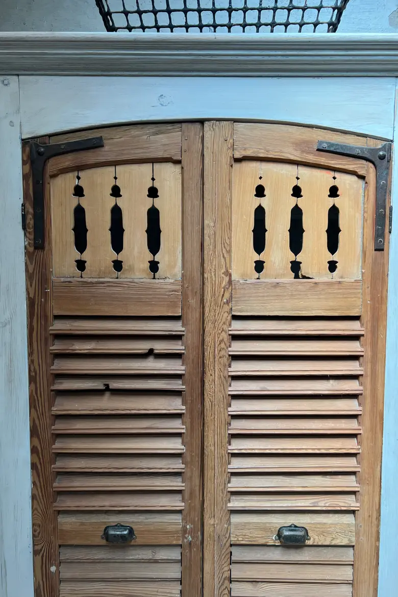 Ancienne armoire à volets Années 30