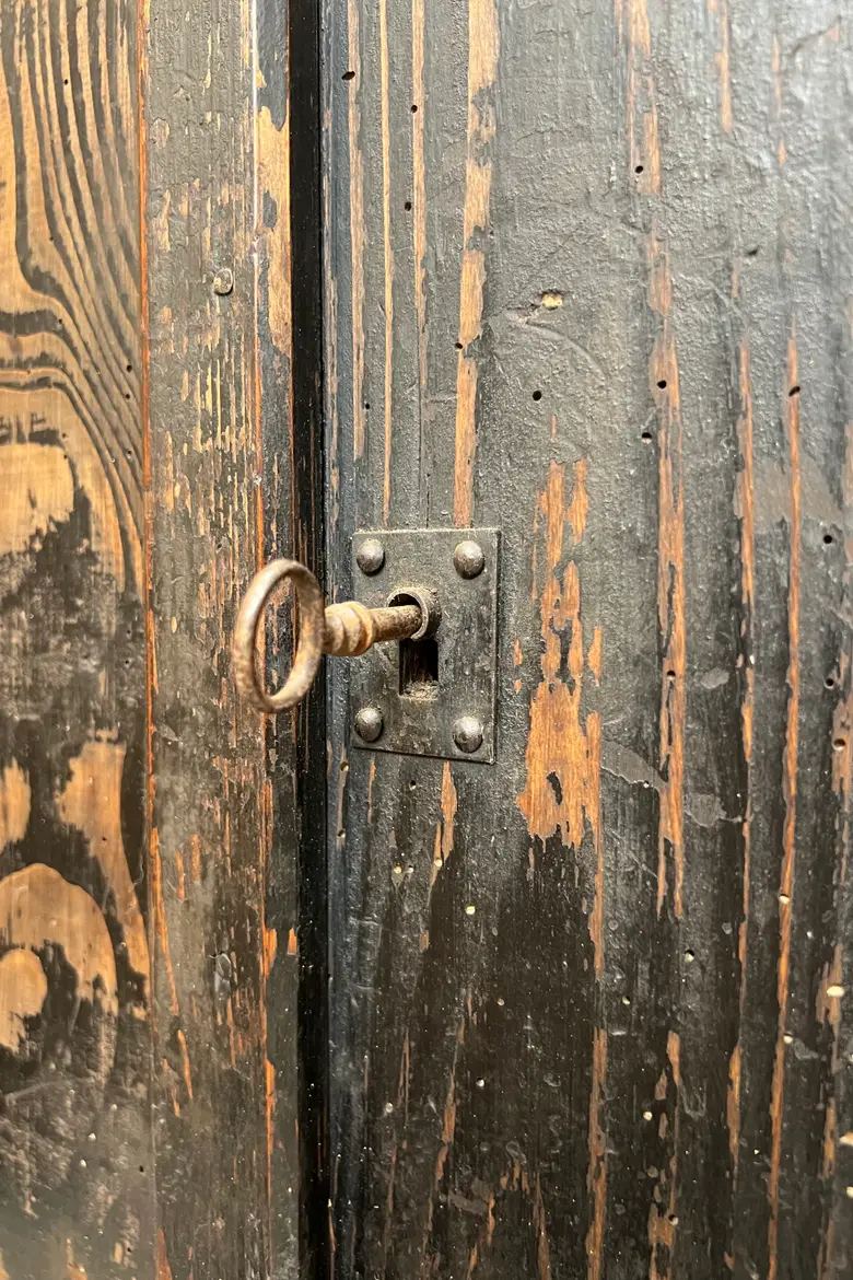 Ancienne armoire Art populaire en sapin – années 1920