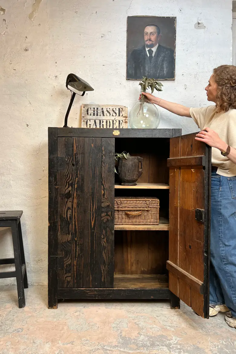 Ancienne armoire Art populaire en sapin – années 1920