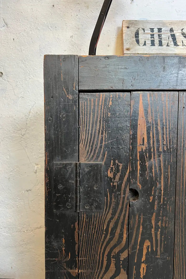 Ancienne armoire Art populaire en sapin – années 1920