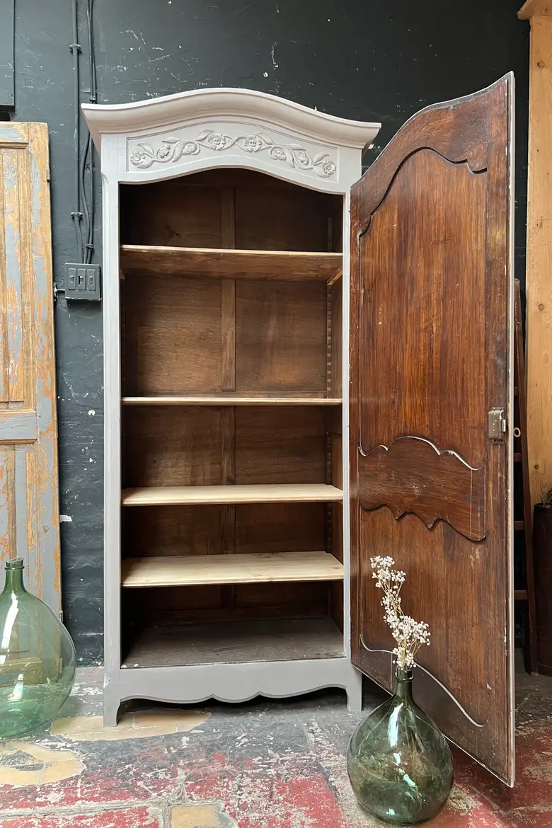 Ancienne armoire bonnetière Années 50