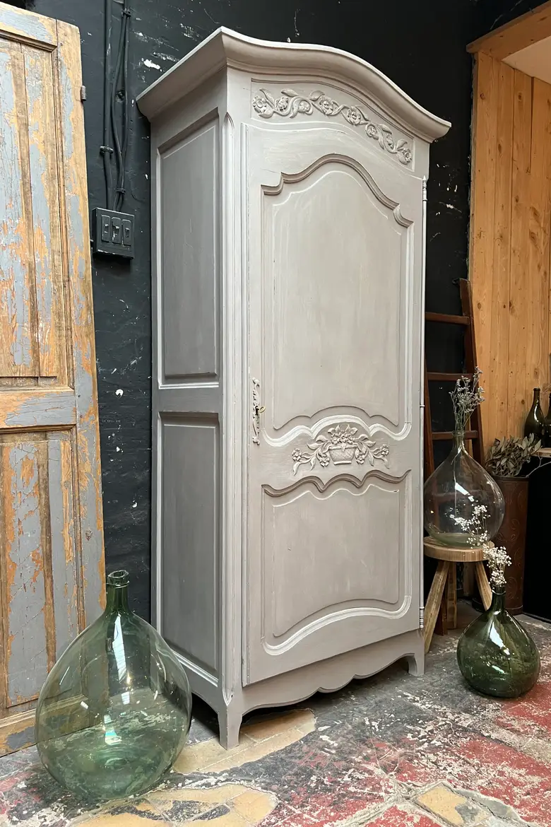 Ancienne armoire bonnetière Années 50