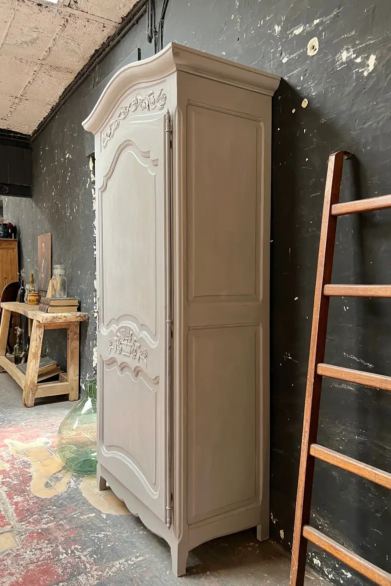 Ancienne armoire bonnetière Années 50