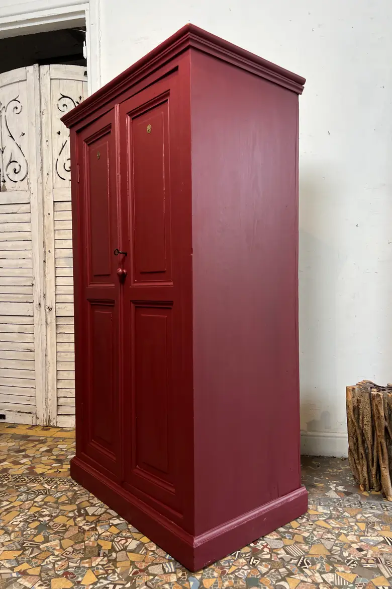 Ancienne armoire d’atelier bordeaux