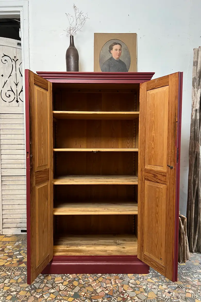 Ancienne armoire d’atelier bordeaux