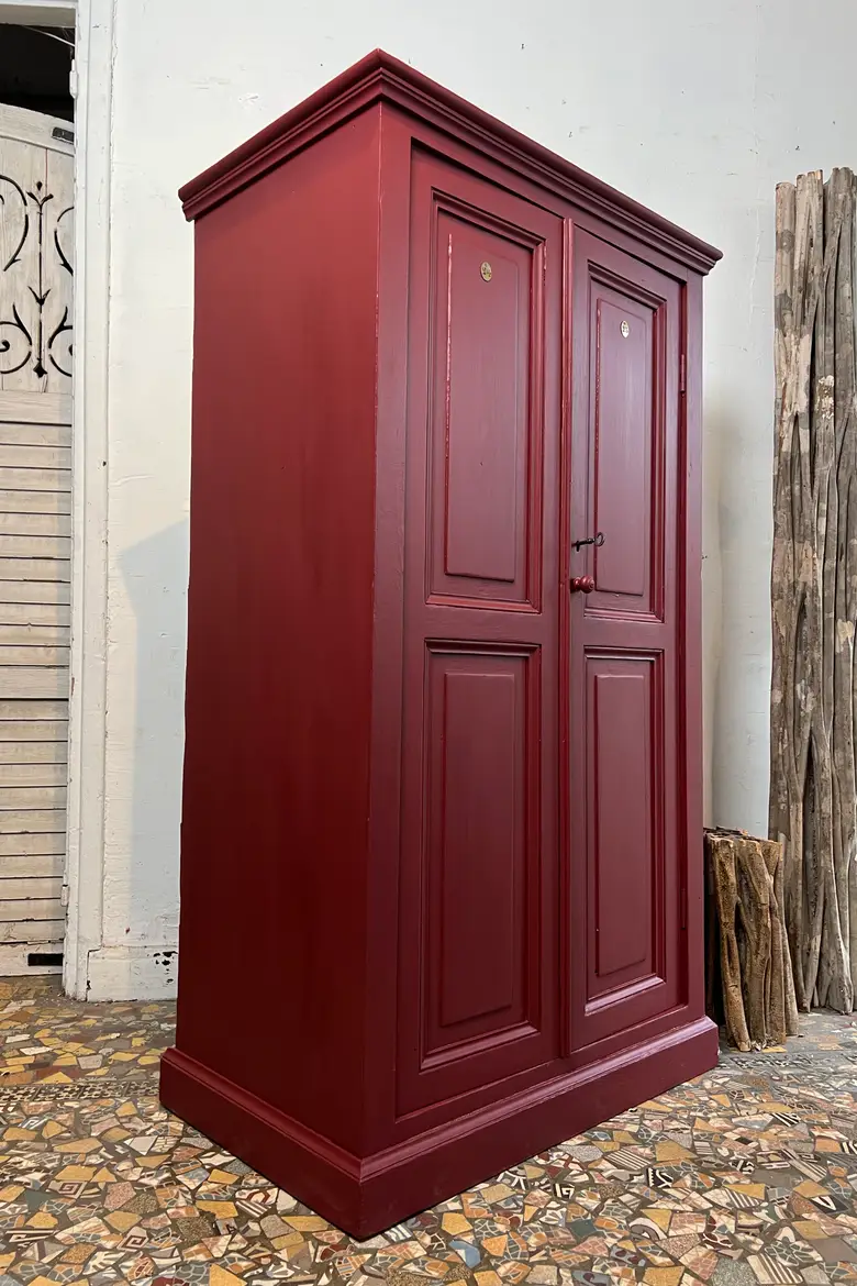 Ancienne armoire d’atelier bordeaux