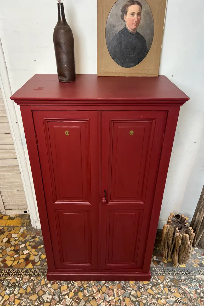 Ancienne armoire d’atelier bordeaux