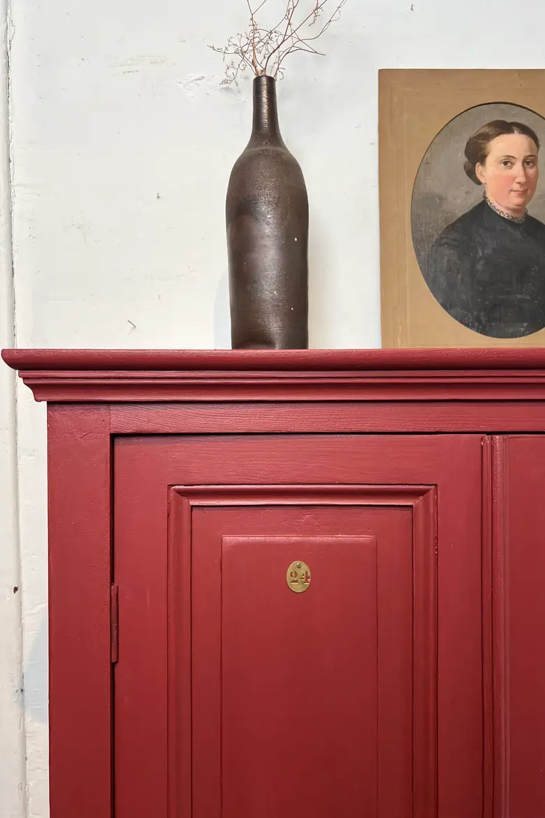 Ancienne armoire d’atelier bordeaux