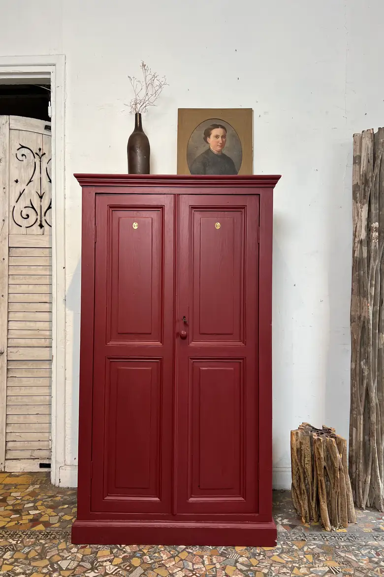 Ancienne armoire d’atelier bordeaux