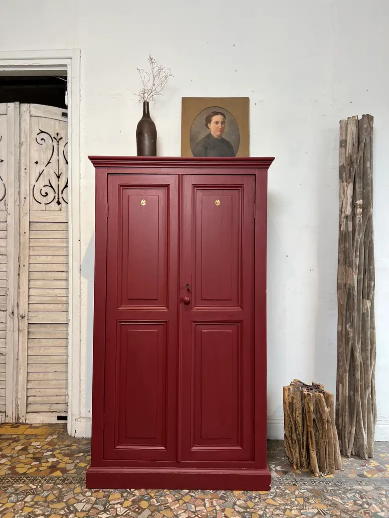 Ancienne armoire d’atelier bordeaux