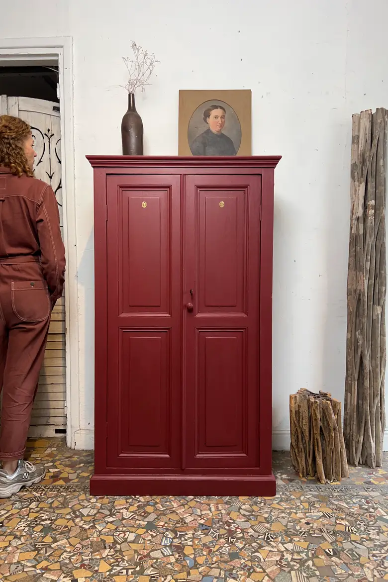 Ancienne armoire d’atelier bordeaux