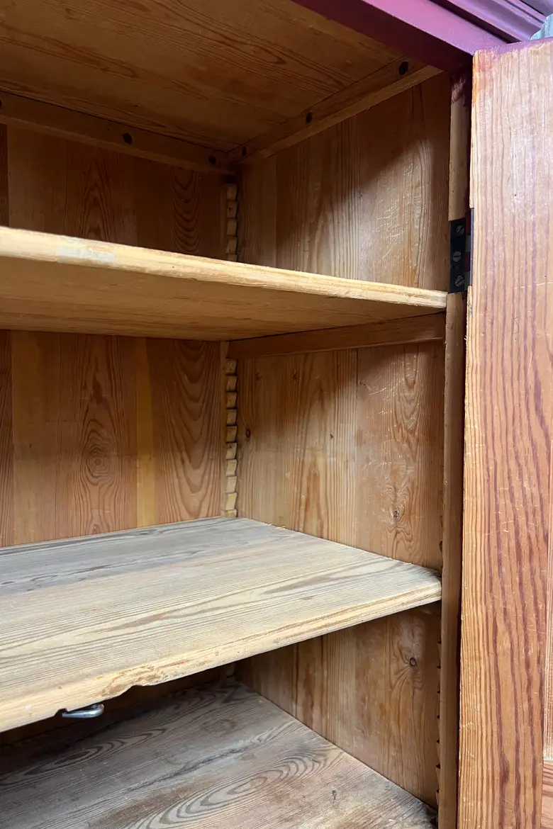 Ancienne armoire d’atelier bordeaux