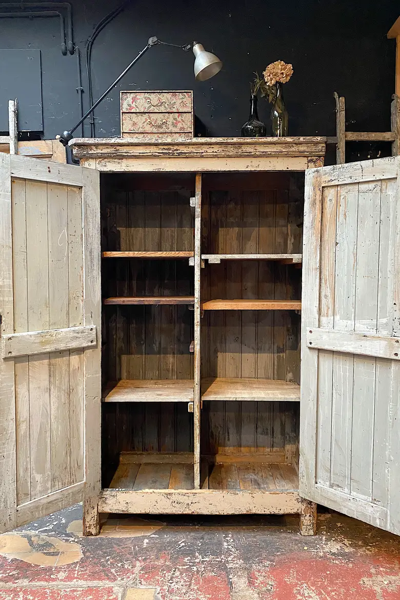 Ancienne armoire d’atelier en bois Début XXème
