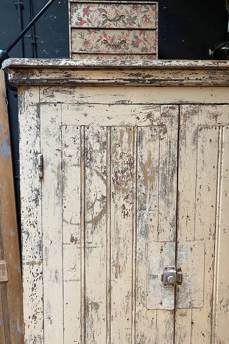 Ancienne armoire d’atelier en bois Début XXème