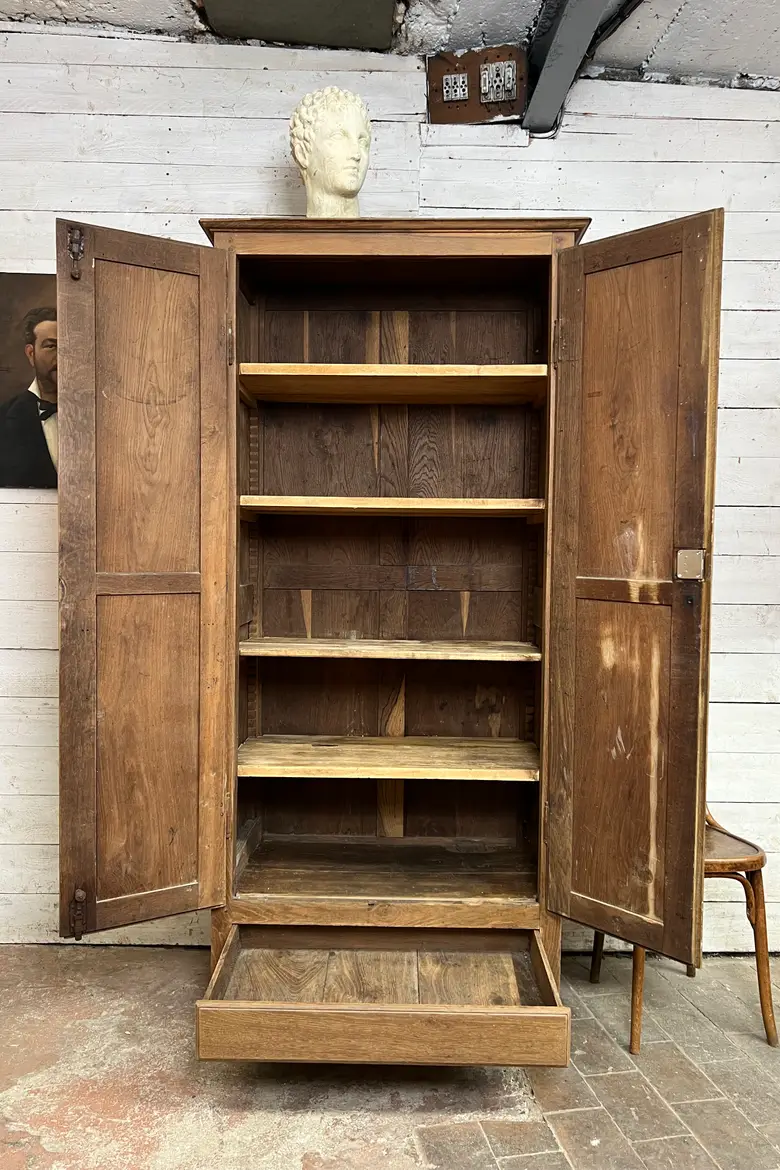 Ancienne armoire en châtaignier