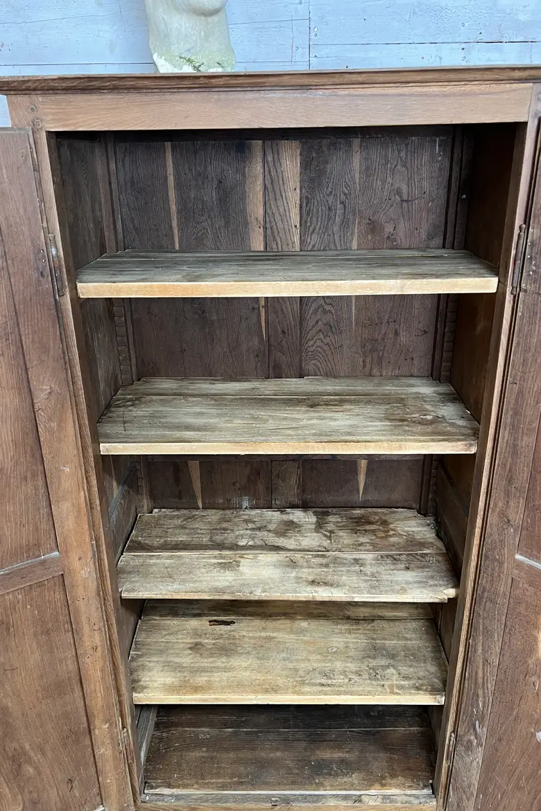 Ancienne armoire en châtaignier