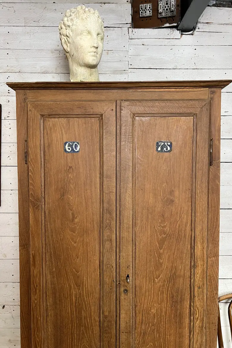 Ancienne armoire en châtaignier