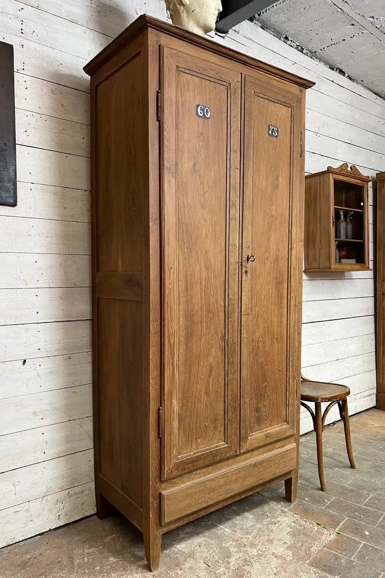 Ancienne armoire en châtaignier