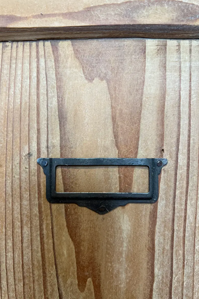 Ancienne armoire en sapin brut