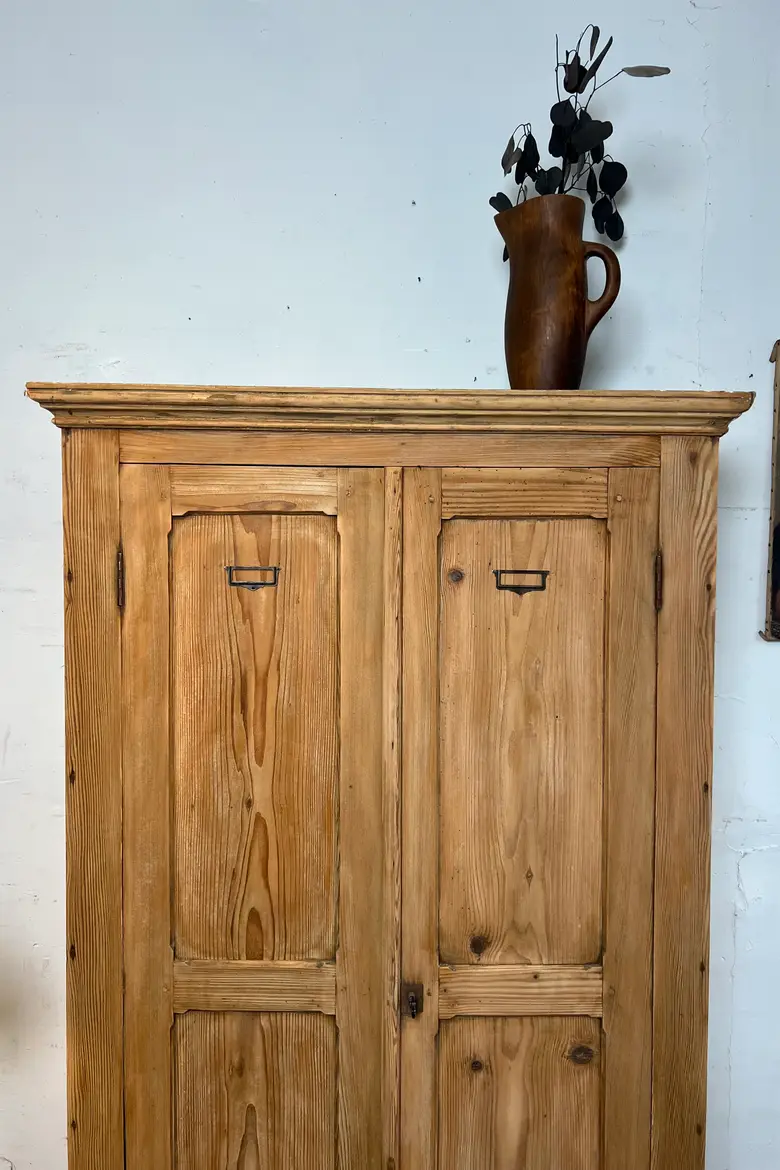 Ancienne armoire en sapin brut