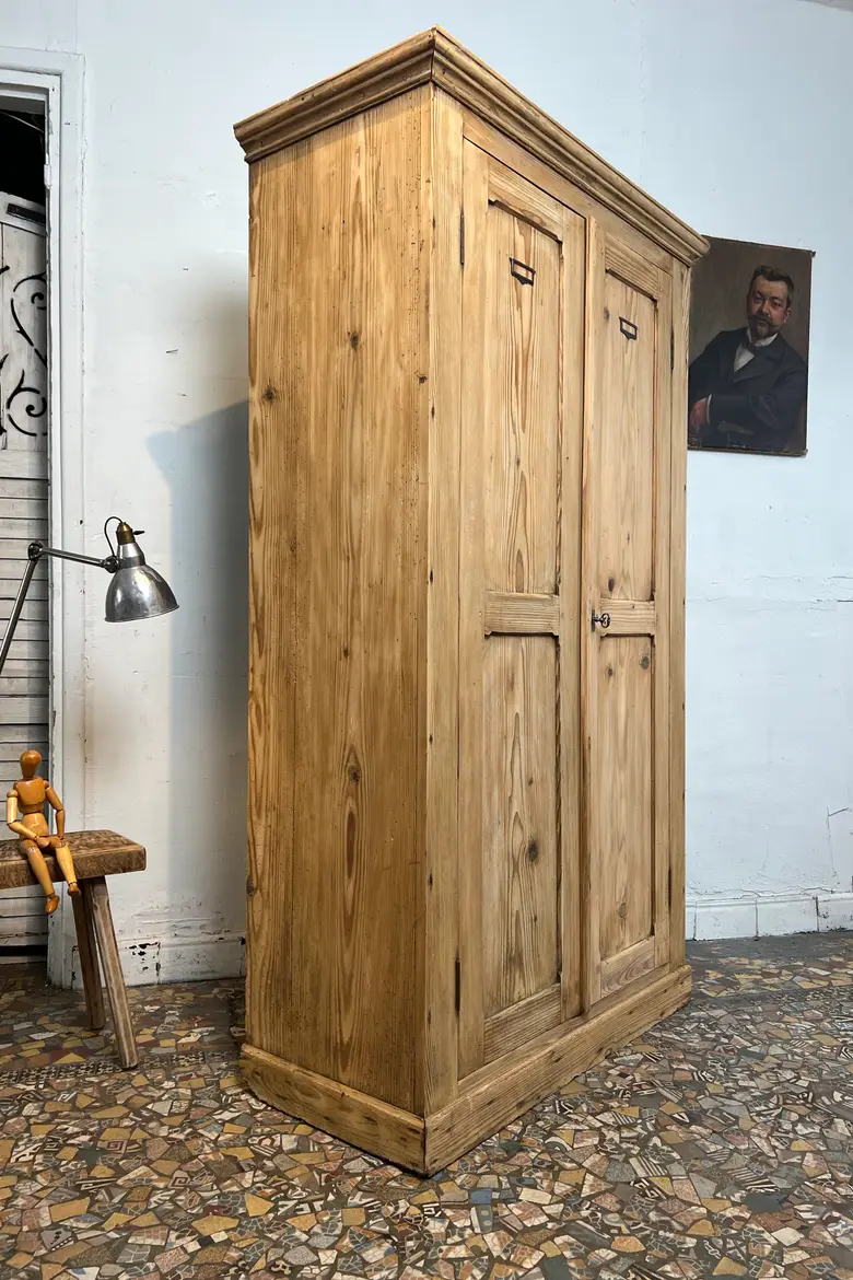 Ancienne armoire en sapin brut