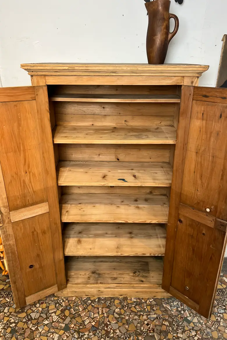 Ancienne armoire en sapin brut
