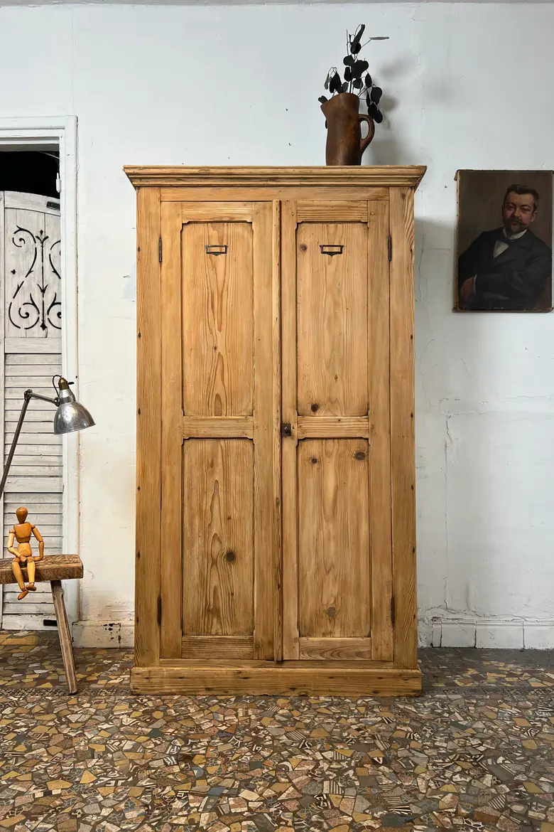 Ancienne armoire en sapin brut