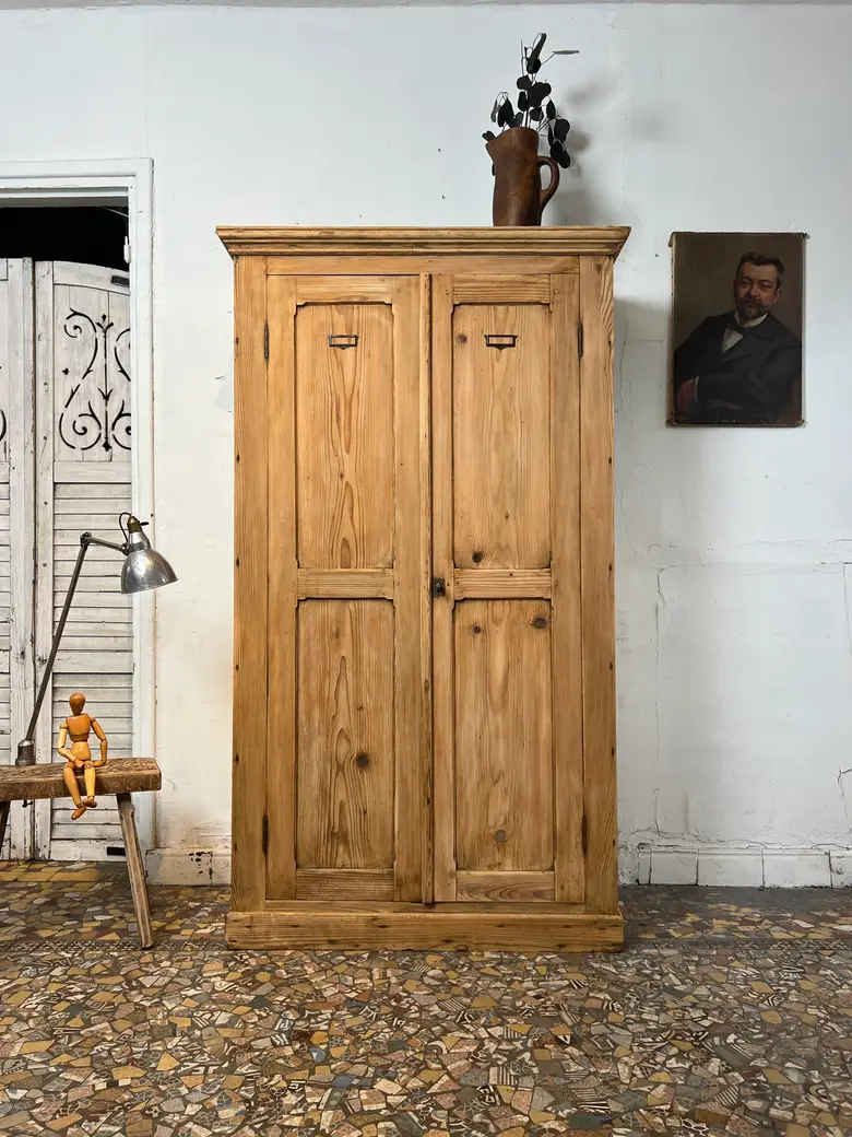 Ancienne armoire en sapin brut