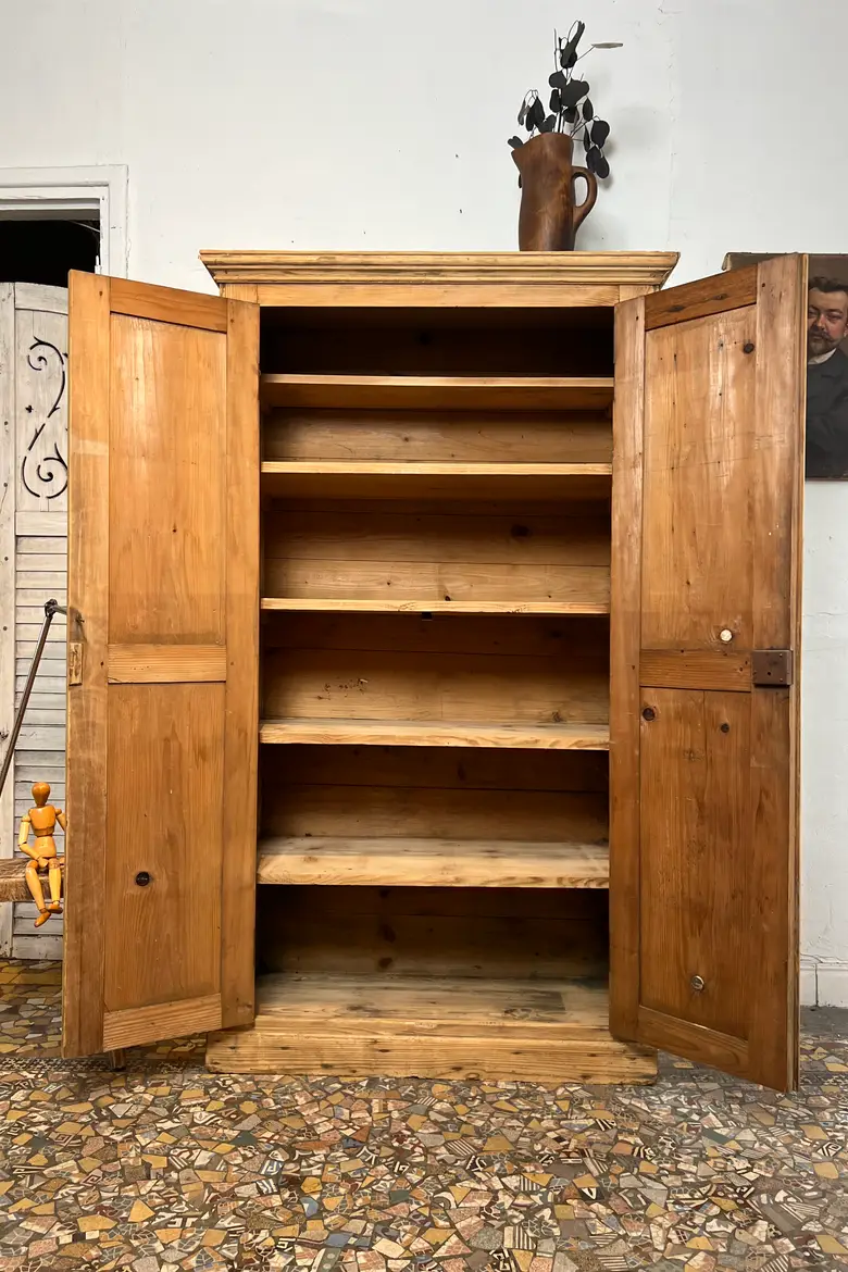 Ancienne armoire en sapin brut