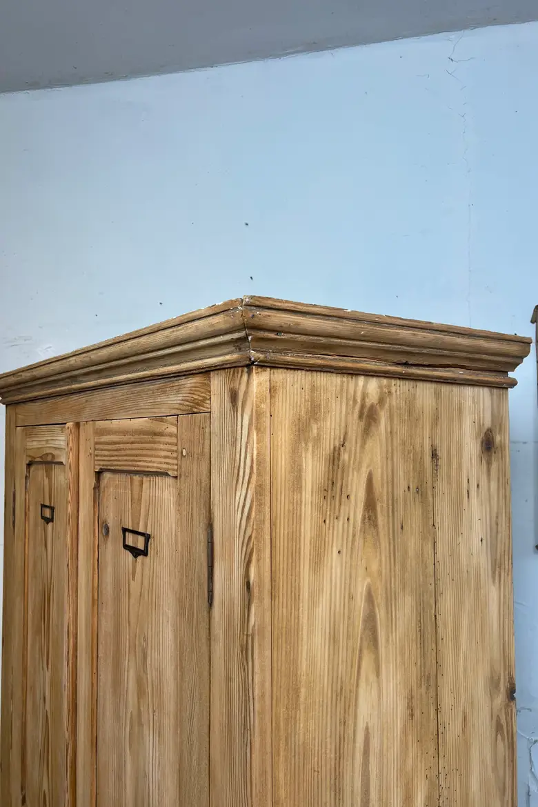 Ancienne armoire en sapin brut
