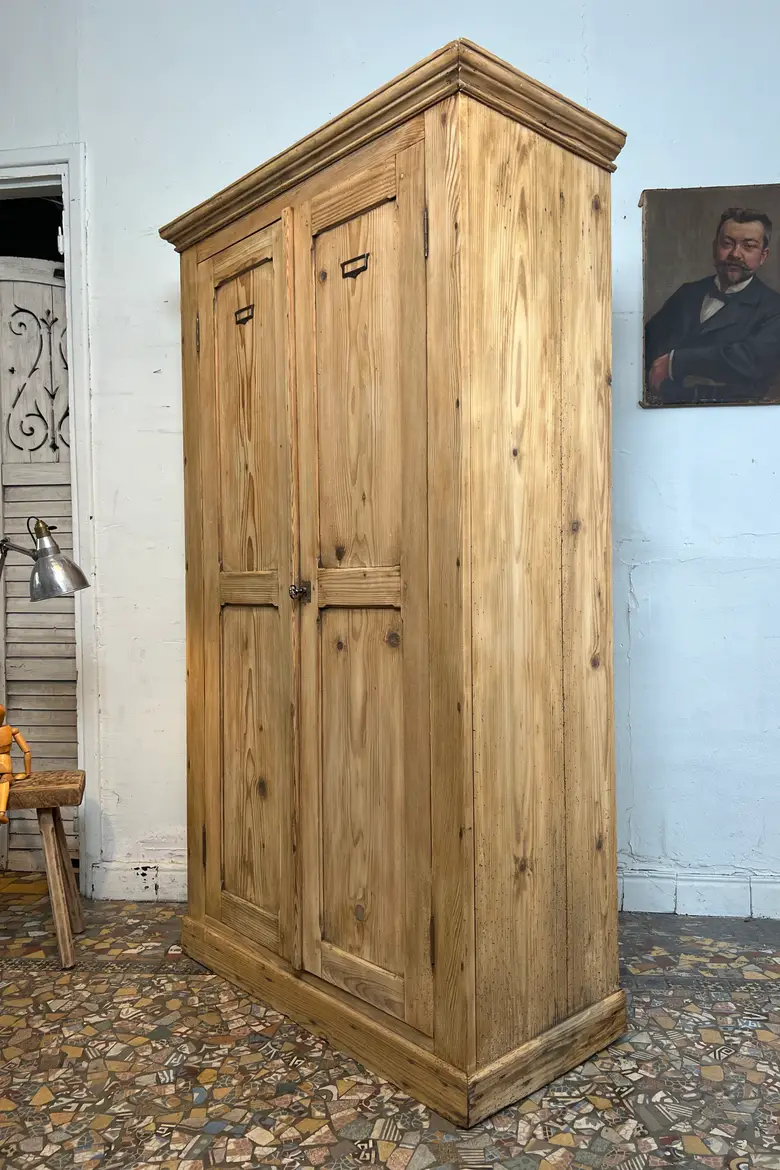 Ancienne armoire en sapin brut