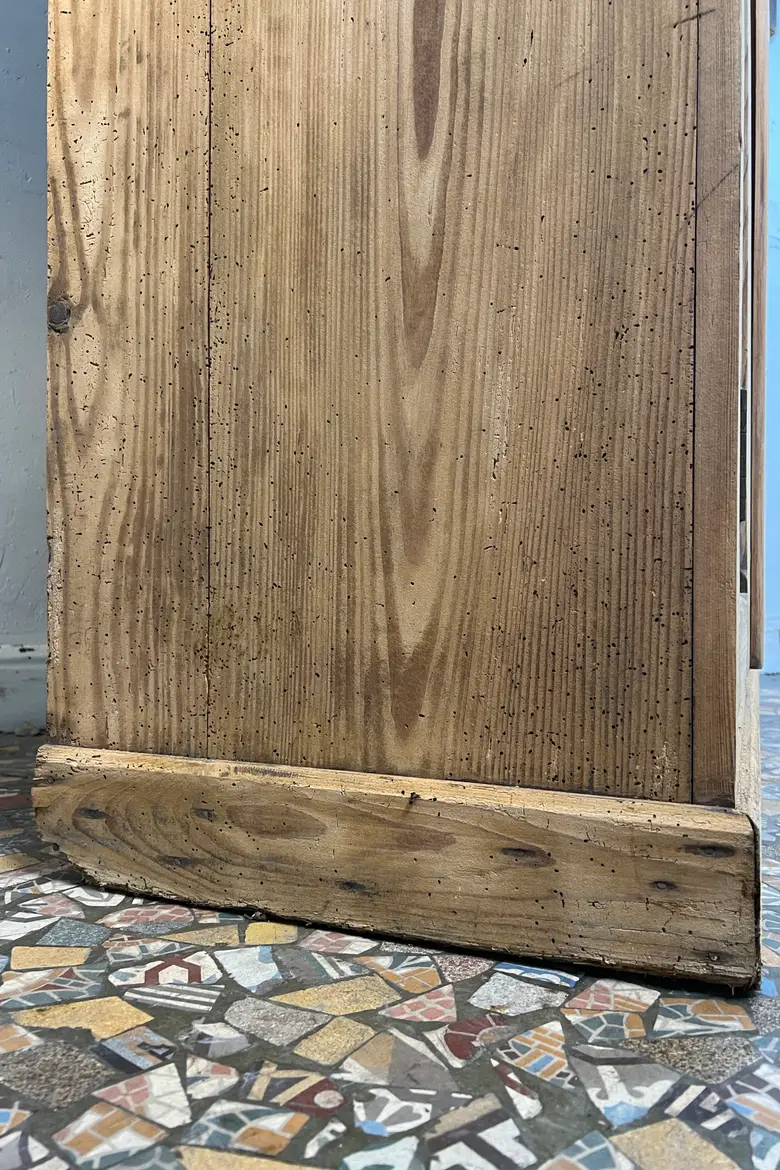 Ancienne armoire en sapin brut